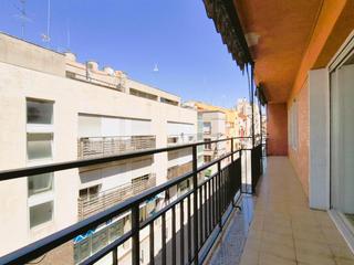 Piso  Carrer direneu. Gran pis tot exterior al centre