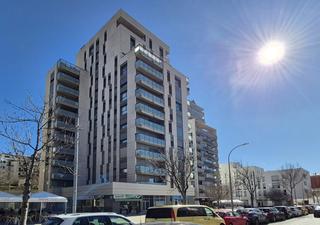 Piso en Cementiri Vell. Seminou edificat per aterba de 2 hab i 2 banys amb gran balconad