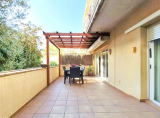 Pis  Carrer del racó. 130 m2 de 4 hab amb pati 30 m2 peu de menjador inclou parquing i