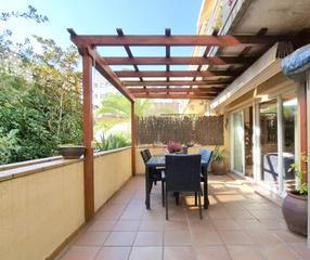 Pis  Carrer del racó. Gran pis de 130 m2 de 4 hab amb pati 30 m2 peu de menjador inclo