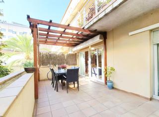 Appartement  Carrer del racó. Gran pis de 130 m2 de 4 hab amb pati 30 m2 peu de menjador inclo