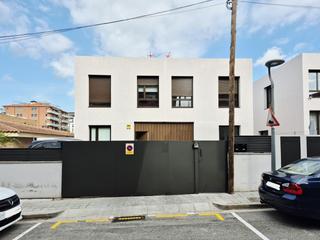 Casa  Carrer de santa teresa. Casa obra nova 180 m2 de 3 hab i sala polivalent 40 m amb pati 8