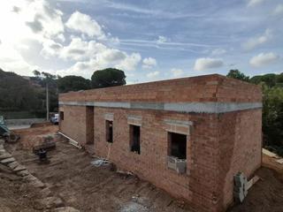 Casa a Vacarisses. Torre obra nova en una sola planta a parcela de 856 m2