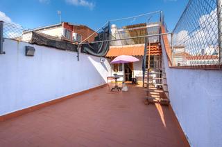 Casa  Carrer de pau claris. Casa amplia y luminosa con gran terraza, garaje para dos coches
