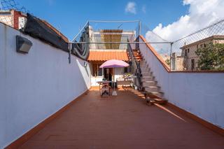 House  Carrer de pau claris. De 143 m2 amb pati 40 m2 sud i garatge per 2 cotxes al carrer pa