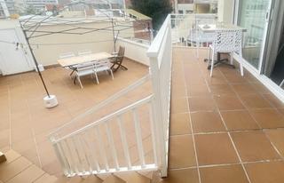 Pis  Plaça del mestre serrat. De 3 hab 108 m2 amb pati 40 m2 parking, traster i piscina comuni