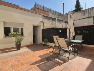 Ground floor in Cementiri Vell. Planta baixa any 2010 de 2 hab i gran estudi 20 m2 amb pati 20 m