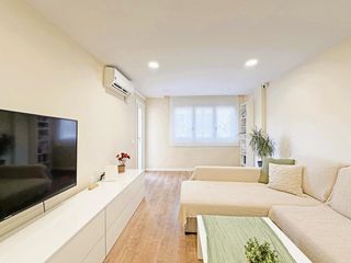 Appartement  Del germà joaquim. Pis de 90 m2  amb 4 hab reformat al costat del parc de vallparad
