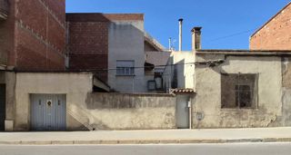 Semi detached house  Calle de linné. Solar amb 2 construccions auxiliars per rehabilitar completament