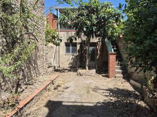 Casa adossada  De la reina elionor. Magnifica casa de 203 m2 amb pati 60 m2 per reformar al carrer r