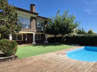 Haus  Camí dels enamorats. A la zona del golf torre amb piscina construida a parcella plana