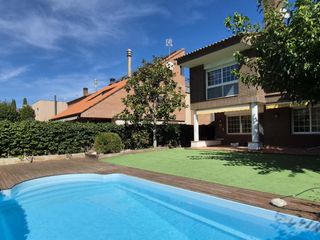 Haus  Camí dels enamorats. A la zona del golf torre amb piscina construida a parcella plana