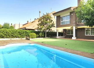 Casa  Camí dels enamorats. Torre amb piscina a la zona del golf construida a parcella plana