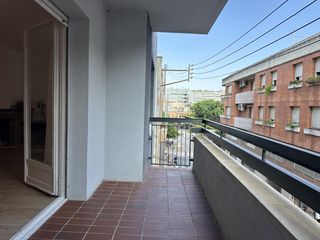 Rent Flat in Ca n'Aurell. Piso de 5 dormitorios  plaza progreso