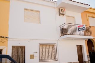 House  Calle manuel de falla. Casa en venta en íllora