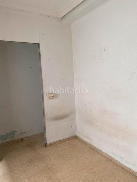 Foto c142c53b-06e9-49a7-96e6-c0bd0213863d. Piso en calle amantina cobos 39 piso a reformar segunda planta sin ascensor en San Juan de Aznalfarache