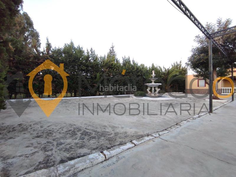 Foto 2214abe1-4032-4f3b-b334-86e5186c3c66. Chalet con camino parcheggio piscina in Carmona