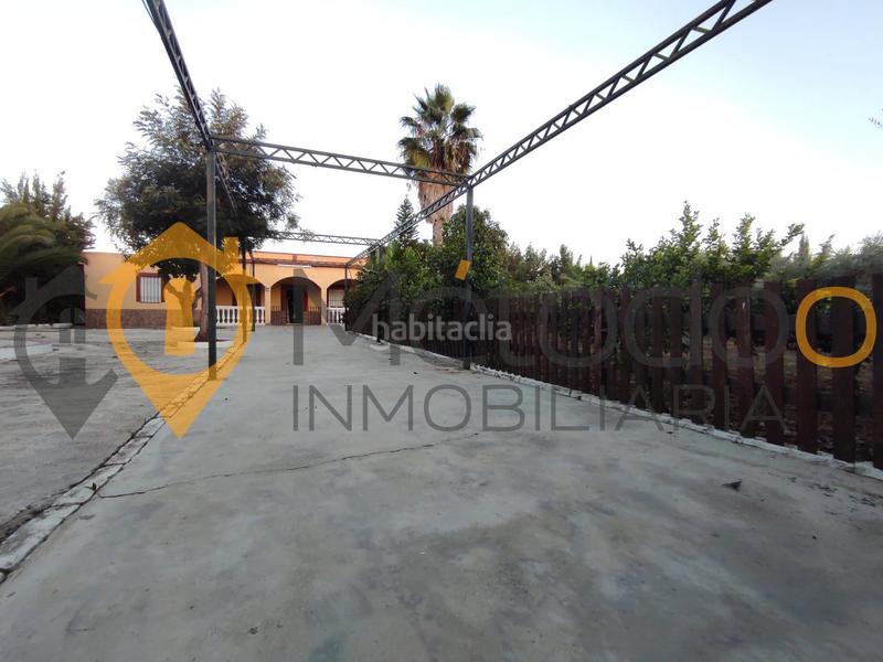 Foto fe28be58-e0d0-4ea7-8918-a8d15c11bc8f. Chalet con camino parcheggio piscina in Carmona