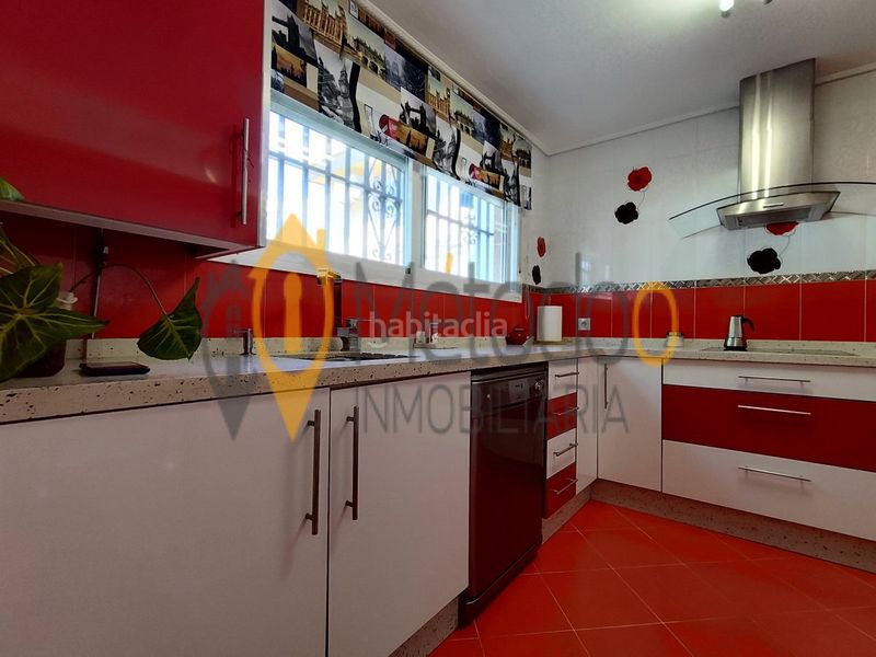 Foto 67d88b27-2d10-4fd8-99d1-5a860a637ce8. Casa adossada a Juan XXIII - Rochelambert Sevilla