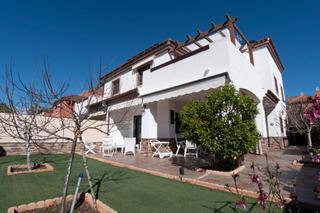 Casa aparellada  Calle santiago luna. Este es el maravilloso hogar que estabas esperando para ti y los
