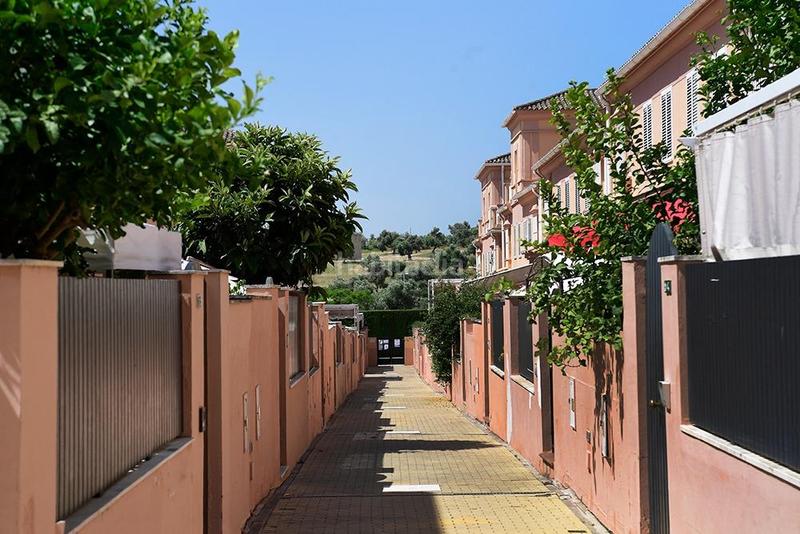 Foto a1f510f1-2dcc-44aa-94c1-7300dddb4f61. Casa pareada estupenda casa en olivar de Aljamar. en Tomares