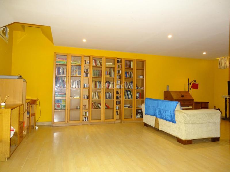 Foto 5adb2558-8bb2-4f3c-859f-c39f12ab02f4. Casa adossada amb calefacció aparcament a Centro Tomares