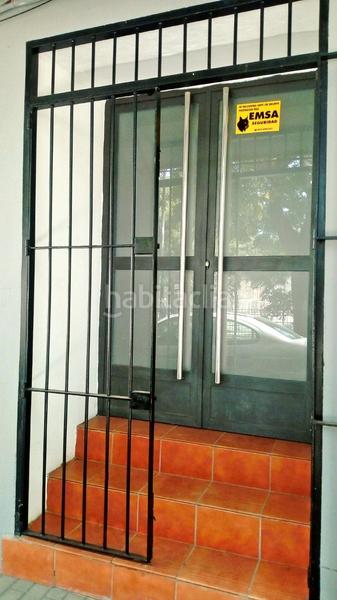 Foto 035bdecc-7420-4103-97fc-e6344626d139. Lloguer local comercial a plaza virgen de la amargura 1 a Sevilla