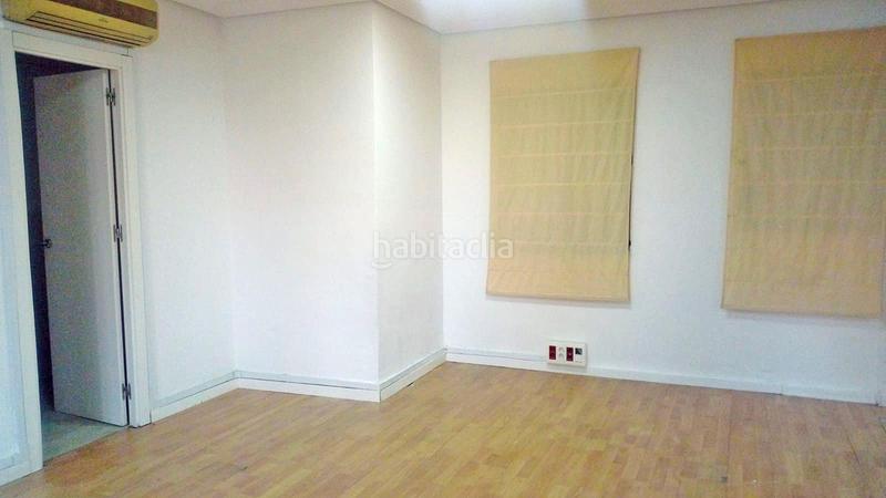 Foto b334a263-0ebe-4fab-ab0d-4c34bbcc3682. Rent business premise in plaza virgen de la amargura 1 in Sevilla