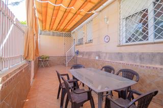 Reihenhaus in Aljamar. Casa situada en tomares, aunque por su ubicación y entorno se co