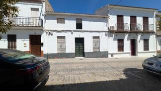 Casa a Pilas. Casa adosada en pilas con amplio solar