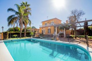 Xalet a Mairena del Alcor. Espectacular chalet con piscina y detalles que enamoran.