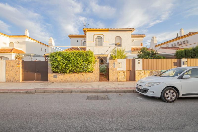 Foto e5811325-ab24-41d5-8f47-439ef2fc1d0a. Doppelhaus mit parking in Condequinto Montequinto