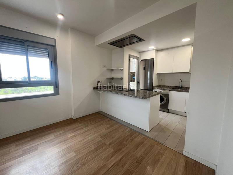 Foto 5ab71b33-cc55-41df-9d33-711d32a9e13e. Alquiler piso moderno y acogedor piso en alquiler con amplias comodidades en Tomares