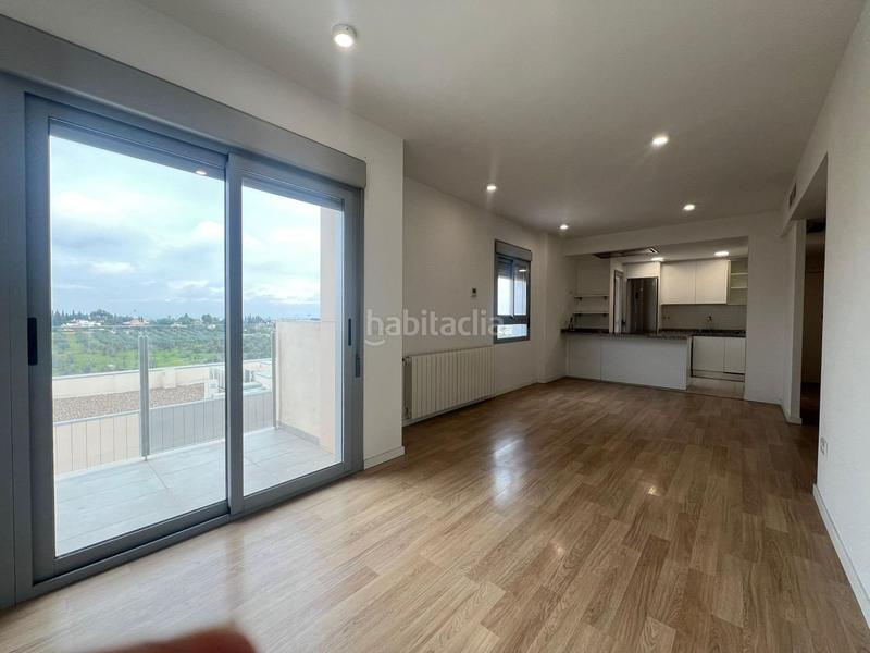 Foto e3766e91-0ca1-4dc6-808e-bcc9529655f8. Alquiler piso moderno y acogedor piso en alquiler con amplias comodidades en Tomares