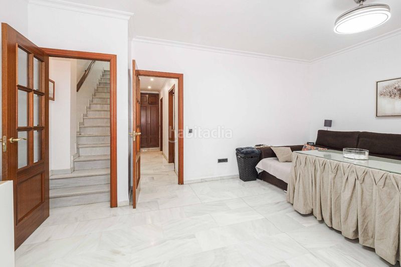 Foto d97f4138-2d9d-4ceb-a5cf-d25e8a75c336. Casa amb aparcament a Cruz Roja Sevilla