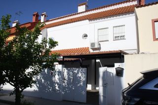 Casa adossada a Carrión de los Céspedes. Gran vivienda en carrión de los céspedes sevilla