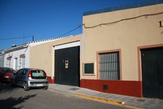 Lloguer Local Comercial a Carrión de los Céspedes. Local, oficina y cochera de alquiler en un mismo conjunto.