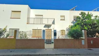 Maison jumelée  Calle de pablo neruda 24. Casa adosada en zona tranquila de castilblanco de los arroyos