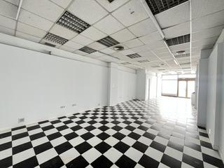 Lloguer Local Comercial a Eixample. Magnifico local en primera linea de mar