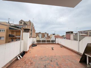 Casa  Gravina. Casa de cos centremar amb parquing
