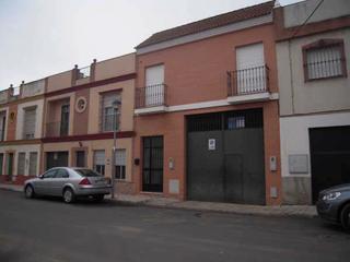 Local commercial  Calle don quijote de la mancha. Local comercial más patio trasero en la rinconada