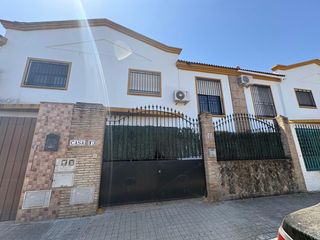 Maison jumelée  Calle constantino ponce de la fuente. ¡gran oportunidad en sevilla este! magnífico chalet adosado junt