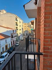Edifici a Villanueva de la Serena. Edificio de tres viviendas y garaje para 6 vehículos en pleno ce