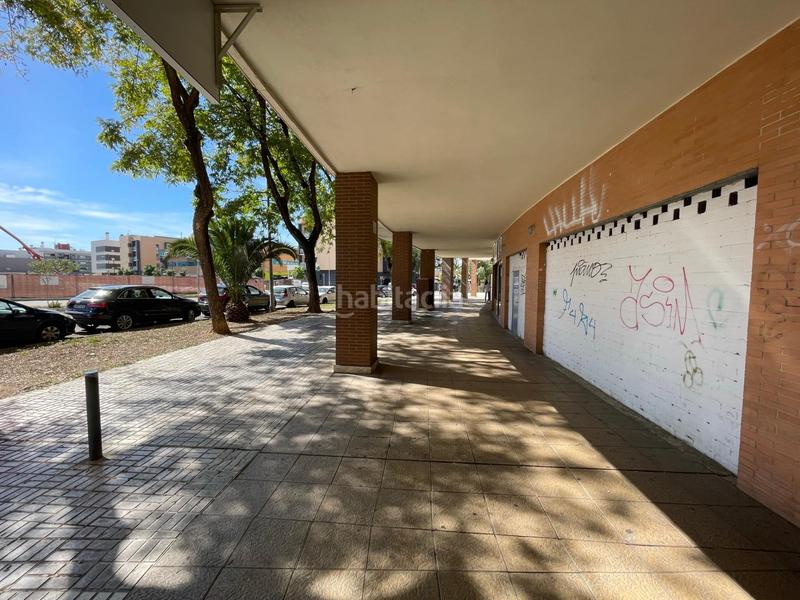 Foto 40cfa9c4-9f3a-4cf8-bbbe-01d50f2df2e2. Lloguer local comercial a avenida ciencias las 25 a Sevilla