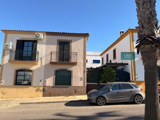Casa aparellada en Avenida pepe luna 33. Casa pareada en venta en burguillos