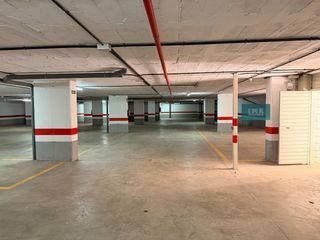 Aparcament cotxe a Avenida averroes 8. Se vende planta completa de garaje en sevilla este  edificio acr