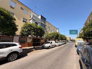 Pis a Calle conde de halcon 11. Planta baja muy luminosa con amplios espacios y salida a zona co