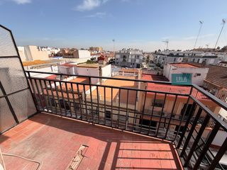Appartamento in Calle jose luis navarro 7. Piso luminoso en venta en tomares, junto al parque de la alegría