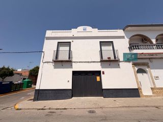Maison à Calle palomar 29. Gran casa de pueblo en esquina con localalmacén de 125 m2 en el