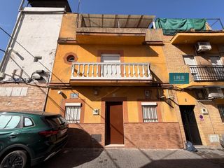Casa  Calle valle inclan 1. Oportunidad única en la plata! casa unifamiliar con azotea priva